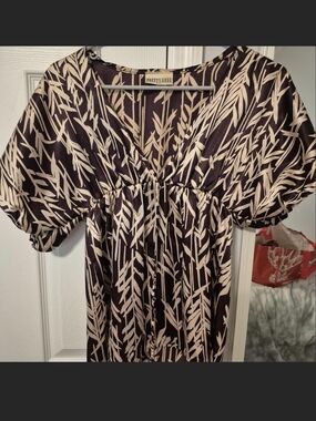 Pretty Good Black and Cream Leaf-Print V-Neck Puff Sleeve Tunic